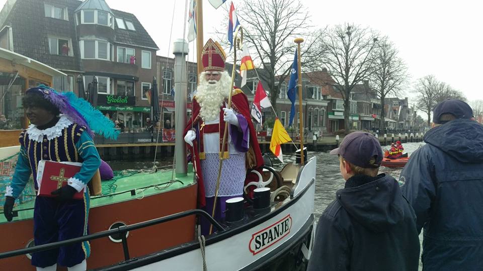 Zeekadetten helpen mee met de intocht van de sint in Lemmer